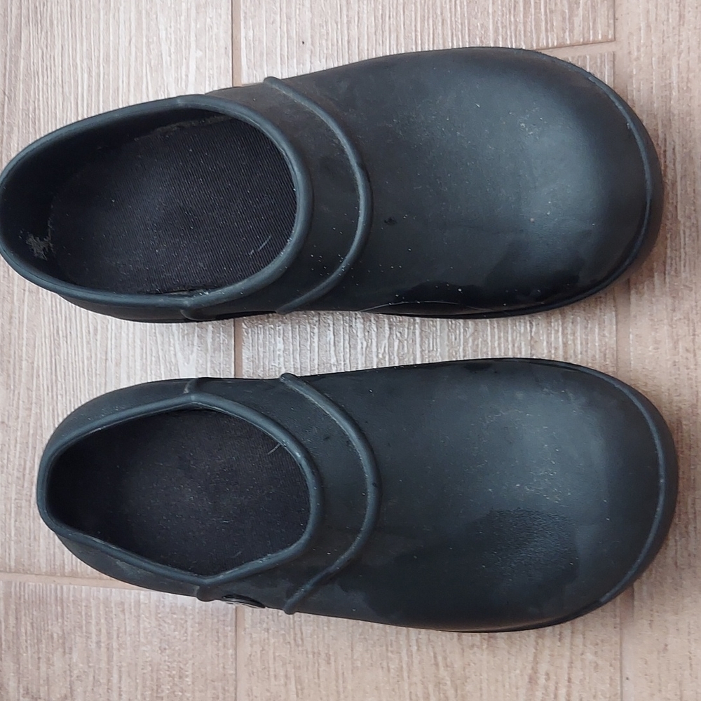 CROCS BLACK SIZE 5 SHOES